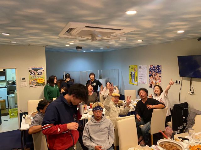 食彩ひとくち　バイトさんと父兄会の謝恩会中〜🏮　いつも頑張ってるスタッフに感謝🥲　ビンゴゲームで大盛り上がりでーす❣️