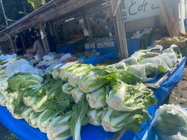 おはようございます！
今日は店の買い出し🥬
早起きして猪苗代まで〜🚙
一番乗り‼️ 今は凄い人です💦
早起きして良かったね〜😊