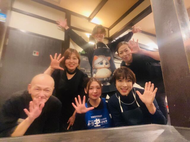 食彩ひとくち　本日1/12〜14日火曜日まで　お正月休暇を頂きます🙇‍♀️ いつもありがとうございます❣️ バリバリのスタッフとハイチーズ❣️平均年齢メッチャ若返りました〜😆