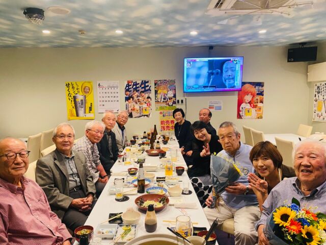 皆さま　こんばんは❣️
本日も福高8期会ゴルフコンペに参加させて頂きました〜⛳️
表彰式は食彩ひとくちで🍻
元福島テレビの高橋アナウンサーさまがインタビュー🎤
今年で88歳の会長に花束💐贈呈式❣️ 私もご縁がありまして
毎回エントリー⛳️
本当にありがとうございます😊
感謝です🥲❣️記念撮影📷
これから二次会　ザ　シャトルょ〜🎤