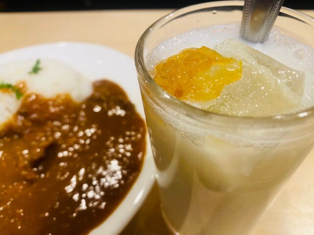 国産のレモンでママレード🍋作り　ラッシーの上に添えた❣️牛タンカレー🍛も美味しいょ〜
京子ママ作🍛🍋　売り切れたら御免🙏でーす！感謝❣️新人さんは厚焼き玉子の特訓中〜🍳みんな頑張れ〜❣️